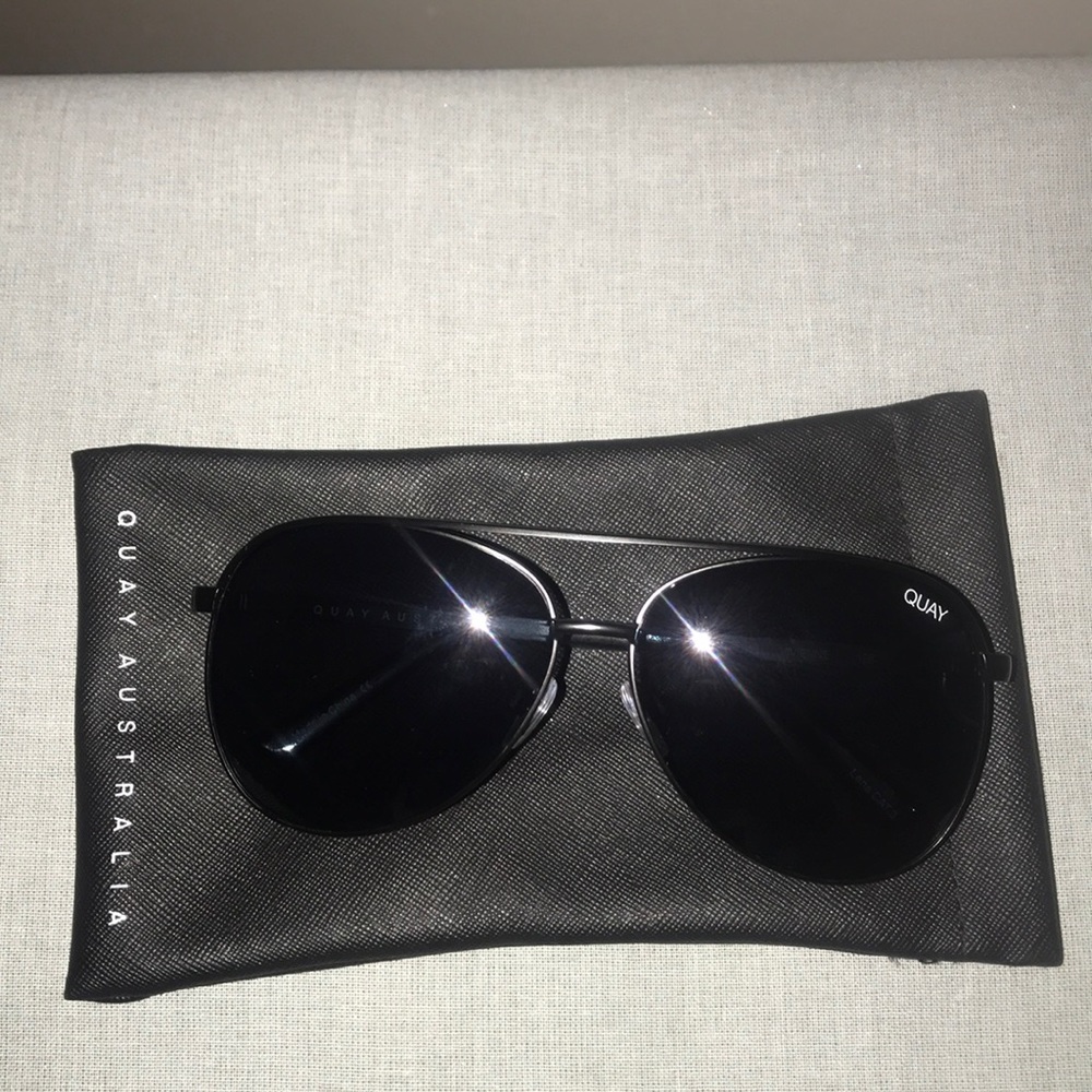 Quay Australia Vivienne Sunglasses in Black/Smoke